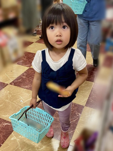 お菓子を持つ 倉田瑛茉ちゃん